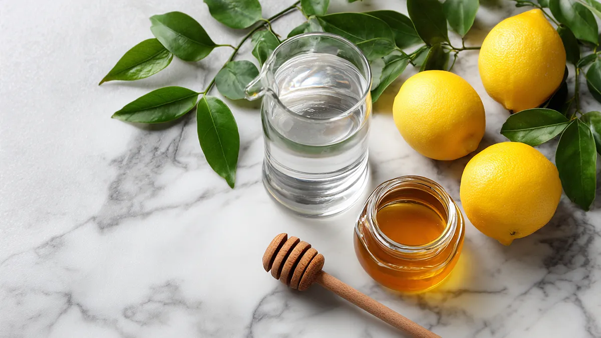 Woda z miodem i cytryną: dlaczego warto ją pić?